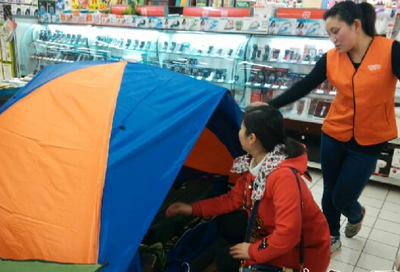 市光明路與弦歌大道交叉口污水堵路半個(gè)月無人治理，居民生活與戶外活動(dòng)受影響